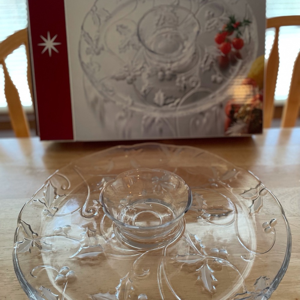 Mikasa Season’s Holly chip/dip 14.5” platter